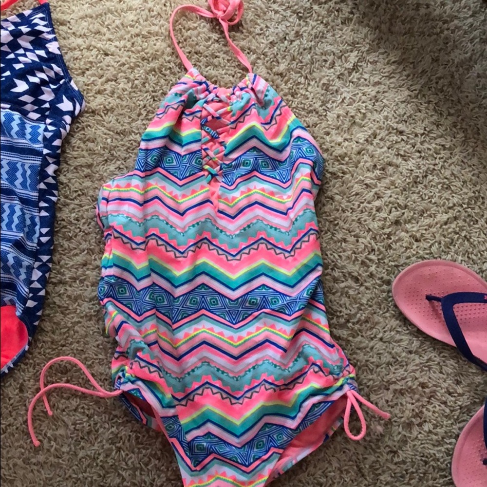 3 bathing suits - Picture 2 of 10
